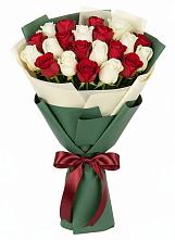 Букет Микс из красных и белых роз в Заинске