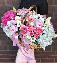 Композиция солнечный день в Заинске Цветочная композиция из Розы, Хризантемы, Пионы и Лизиантусы в корзине в Заинске