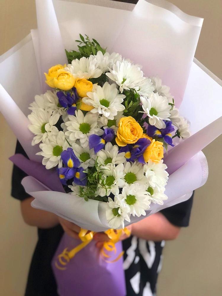 Букет цветов из: Ирисы, Хризантемы и Розы в Заинске