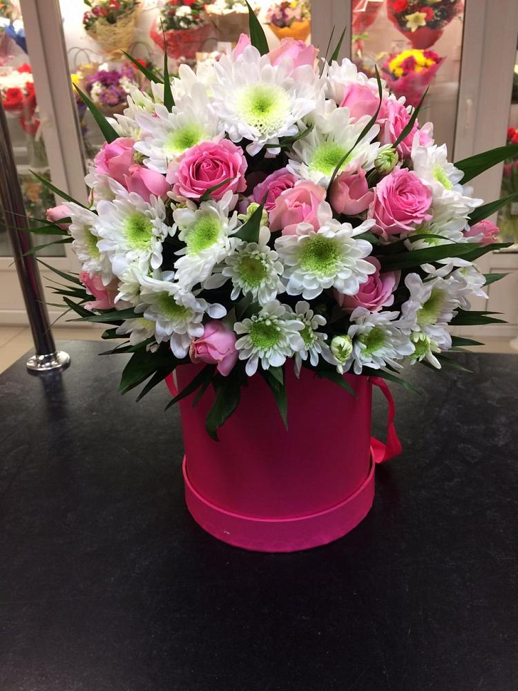 Цветочная композиция из Розы и Хризантемы в шляпной коробке в Заинске