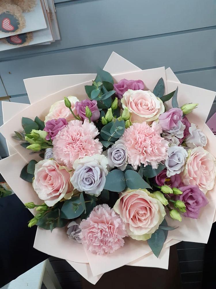 Букет цветов из: Розы, Гвоздики и Лизиантусы в Заинске